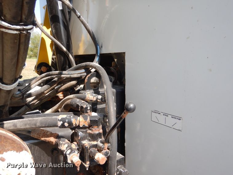 image for item GM9204 2013 Peterbilt 367  vacuum truck