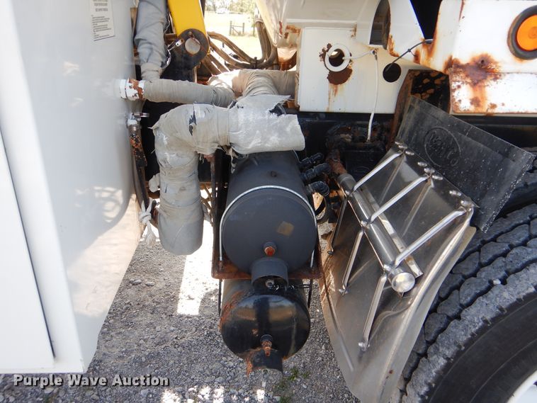 image for item GM9204 2013 Peterbilt 367  vacuum truck