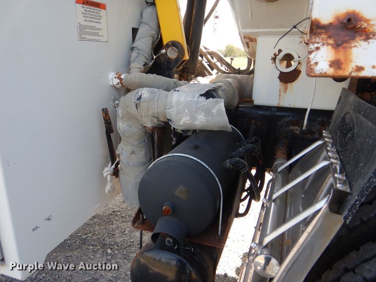 image for item GM9204 2013 Peterbilt 367  vacuum truck