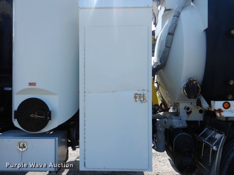 image for item GM9204 2013 Peterbilt 367  vacuum truck