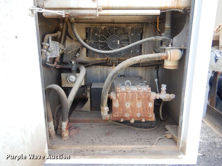 image for item GM9204 2013 Peterbilt 367  vacuum truck