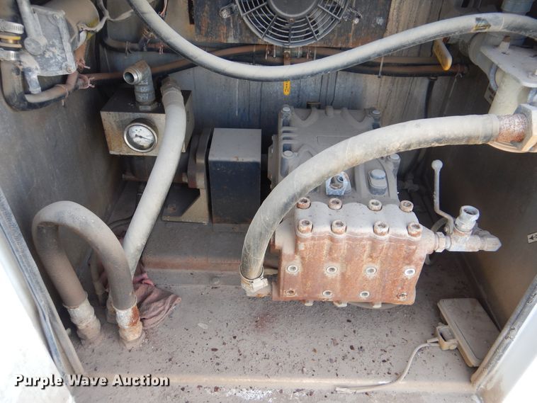 image for item GM9204 2013 Peterbilt 367  vacuum truck