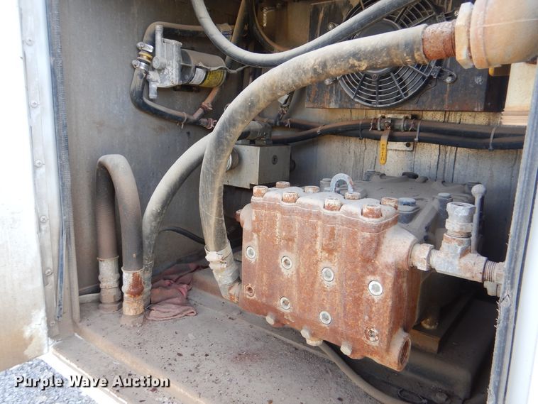 image for item GM9204 2013 Peterbilt 367  vacuum truck