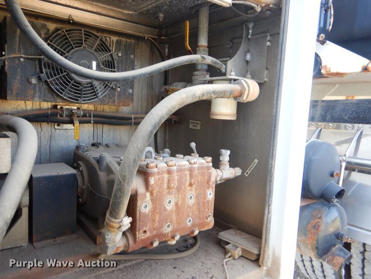 image for item GM9204 2013 Peterbilt 367  vacuum truck