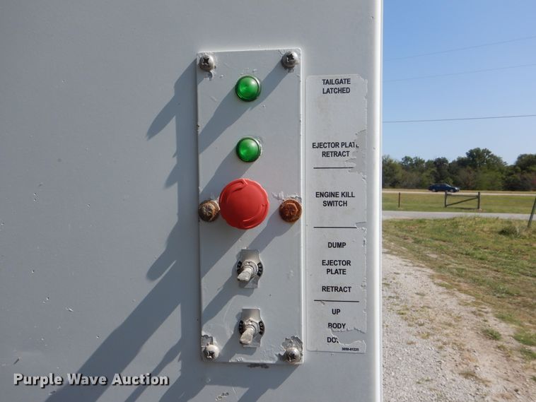 image for item GM9204 2013 Peterbilt 367  vacuum truck