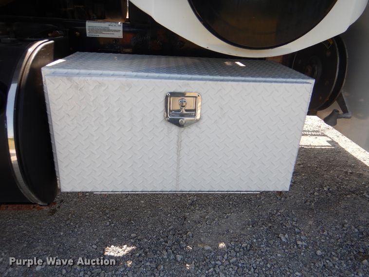 image for item GM9204 2013 Peterbilt 367  vacuum truck