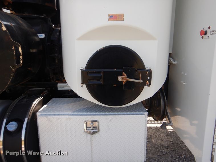 image for item GM9204 2013 Peterbilt 367  vacuum truck