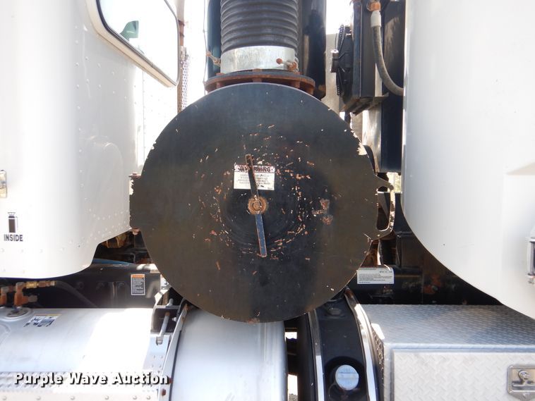 image for item GM9204 2013 Peterbilt 367  vacuum truck