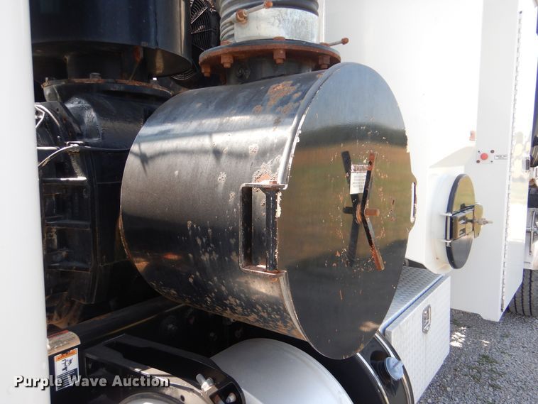 image for item GM9204 2013 Peterbilt 367  vacuum truck