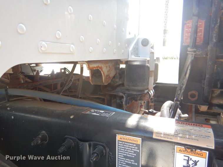 image for item GM9204 2013 Peterbilt 367  vacuum truck