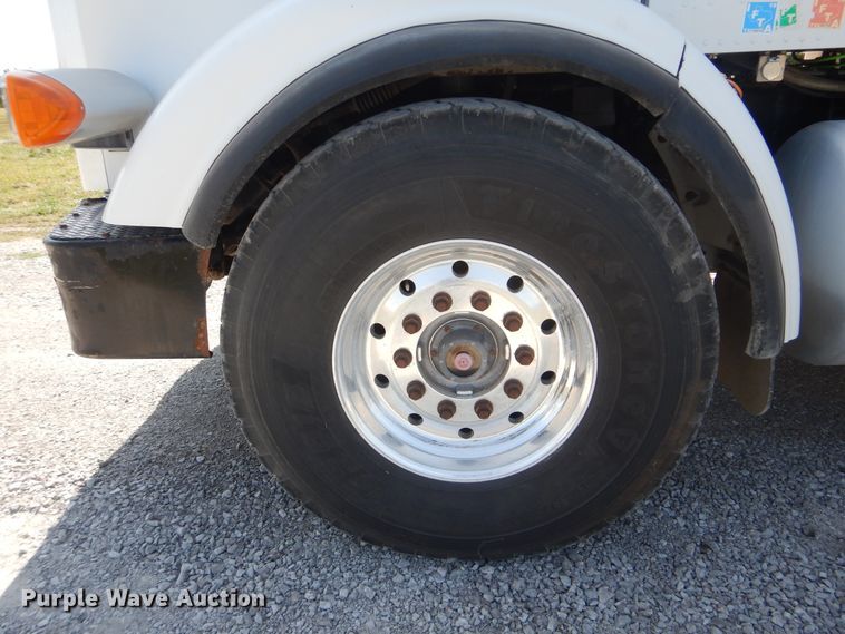 image for item GM9204 2013 Peterbilt 367  vacuum truck