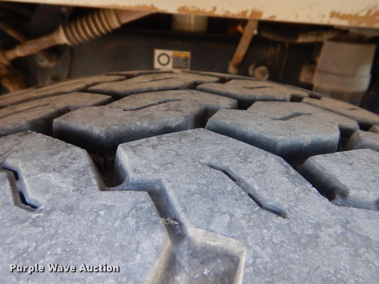 image for item GM9204 2013 Peterbilt 367  vacuum truck