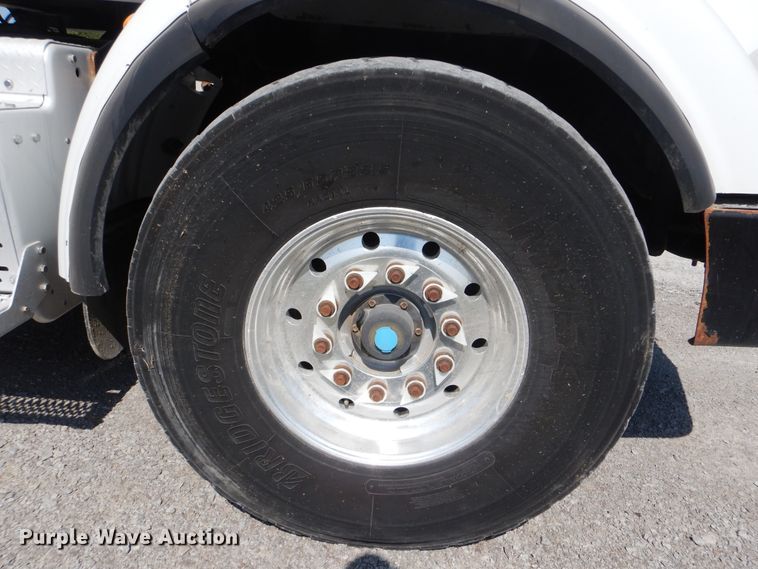 image for item GM9204 2013 Peterbilt 367  vacuum truck