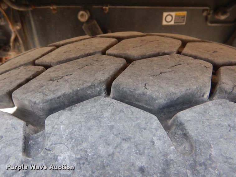 image for item GM9204 2013 Peterbilt 367  vacuum truck