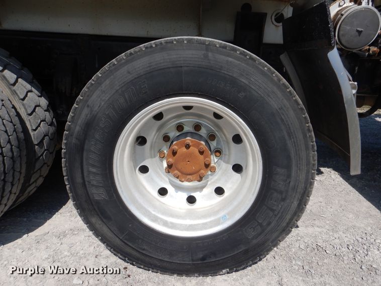 image for item GM9204 2013 Peterbilt 367  vacuum truck