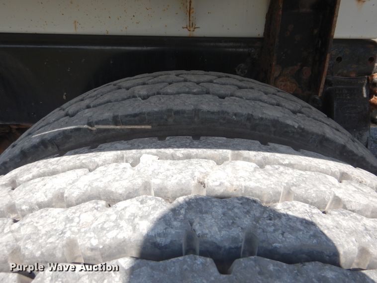 image for item GM9204 2013 Peterbilt 367  vacuum truck