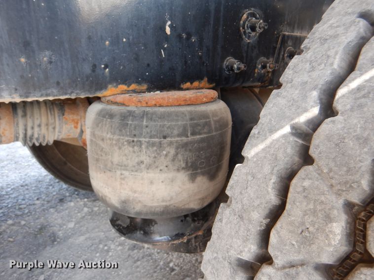 image for item GM9204 2013 Peterbilt 367  vacuum truck