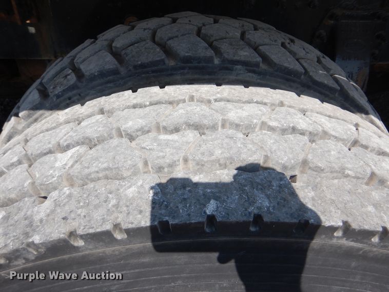 image for item GM9204 2013 Peterbilt 367  vacuum truck