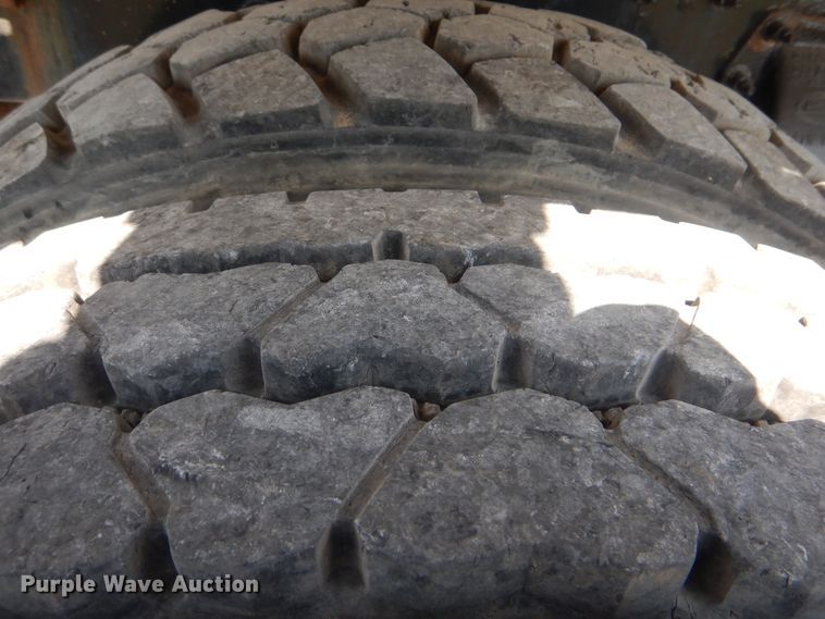 image for item GM9204 2013 Peterbilt 367  vacuum truck