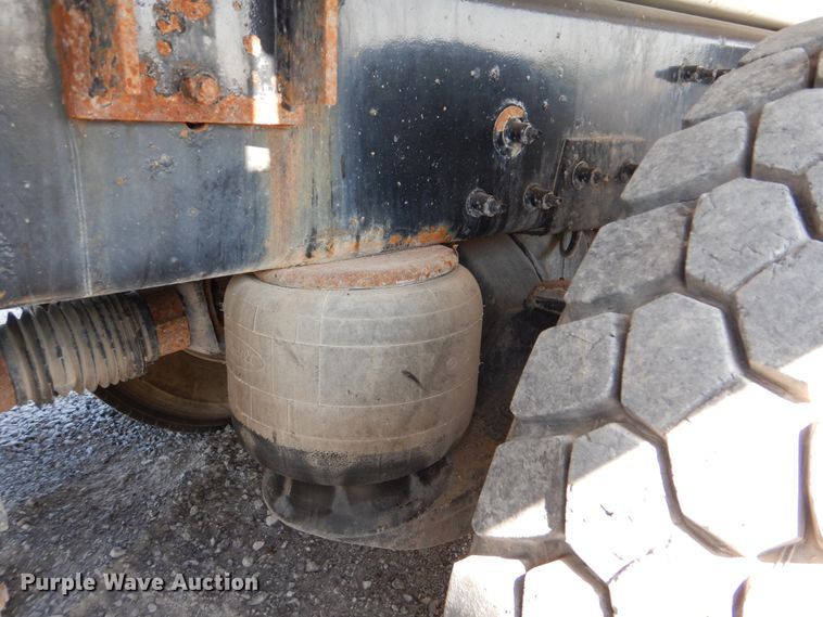 image for item GM9204 2013 Peterbilt 367  vacuum truck