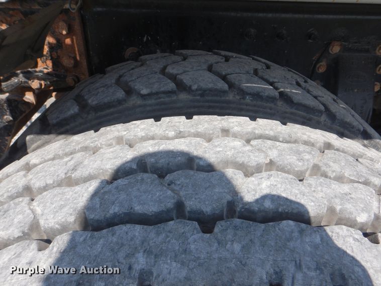 image for item GM9204 2013 Peterbilt 367  vacuum truck