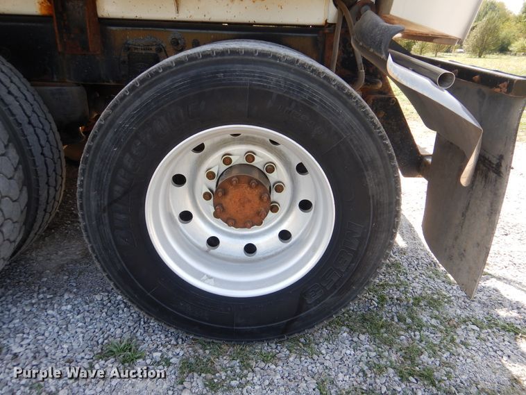 image for item GM9204 2013 Peterbilt 367  vacuum truck