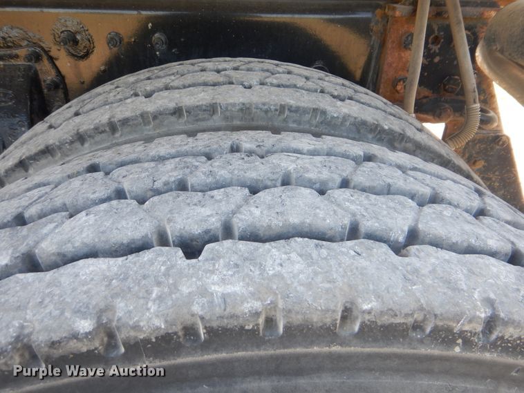 image for item GM9204 2013 Peterbilt 367  vacuum truck