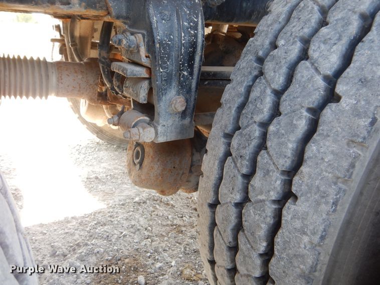 image for item GM9204 2013 Peterbilt 367  vacuum truck