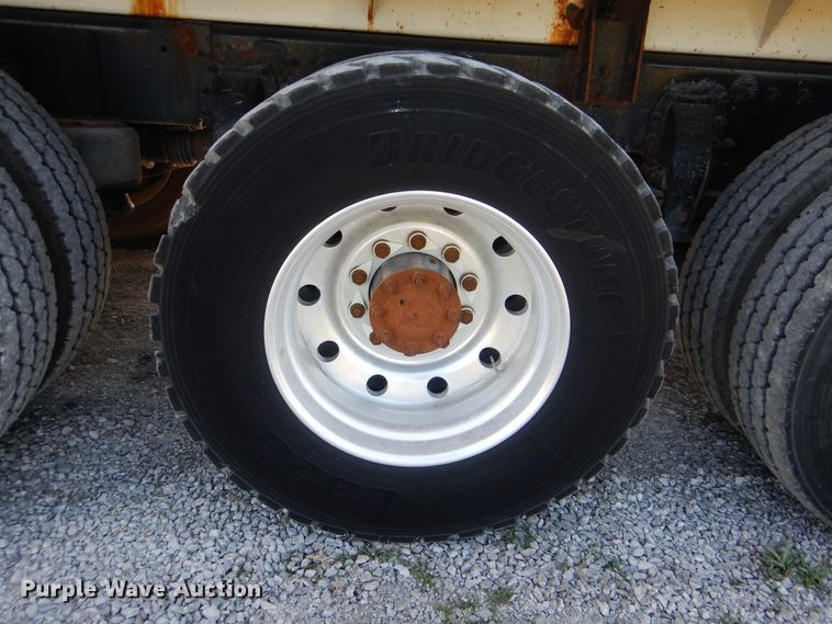 image for item GM9204 2013 Peterbilt 367  vacuum truck