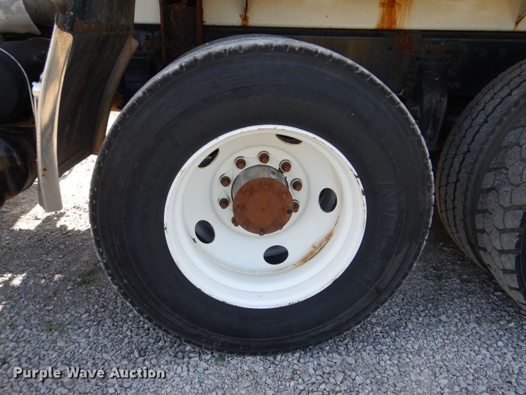 image for item GM9204 2013 Peterbilt 367  vacuum truck