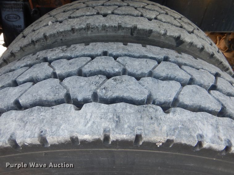 image for item GM9204 2013 Peterbilt 367  vacuum truck