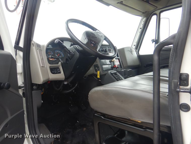 image for item GM9205 2011 International 4300  digger derrick truck