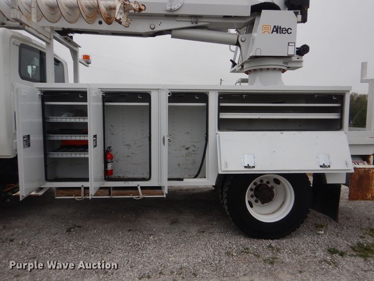 image for item GM9205 2011 International 4300  digger derrick truck