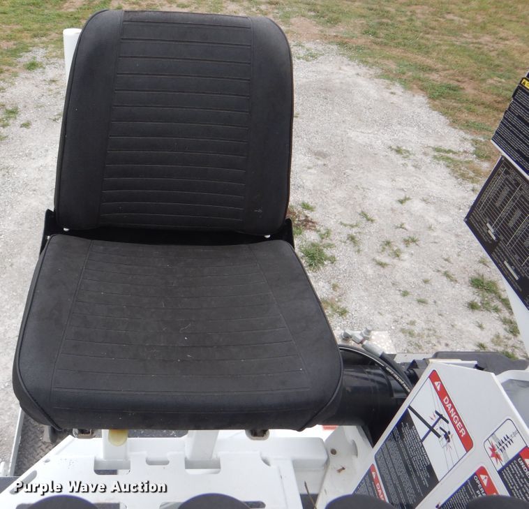 image for item GM9205 2011 International 4300  digger derrick truck