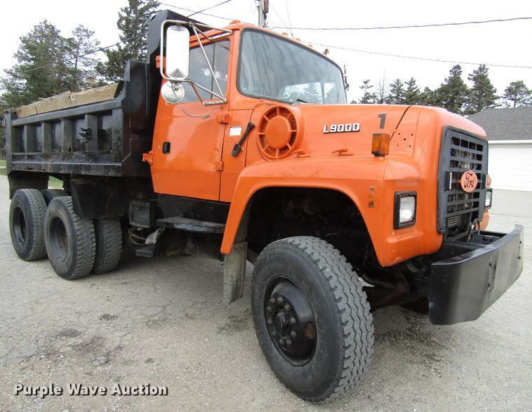 image for item GQ9190 1994 Ford LT9000  dump truck