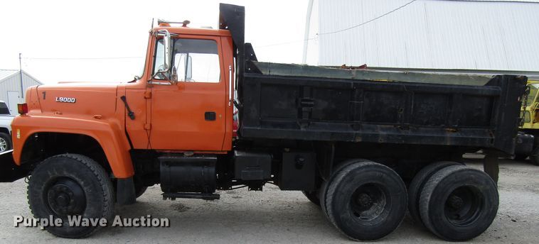 image for item GQ9190 1994 Ford LT9000  dump truck