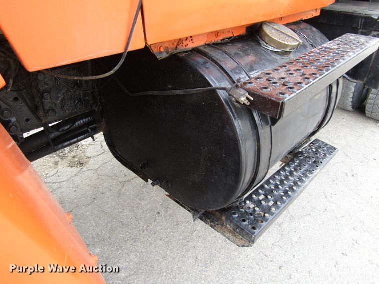 image for item GQ9190 1994 Ford LT9000  dump truck