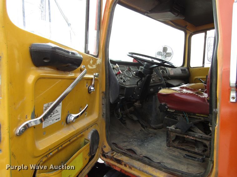 image for item GQ9190 1994 Ford LT9000  dump truck