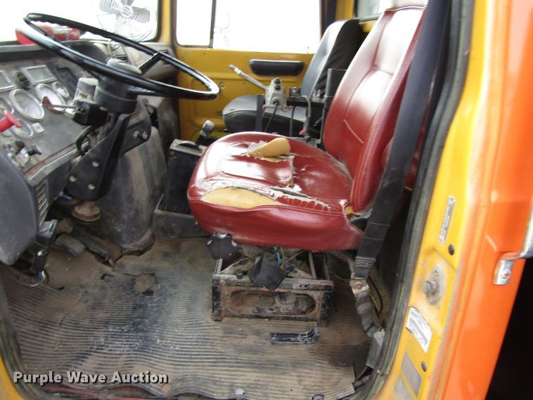 image for item GQ9190 1994 Ford LT9000  dump truck