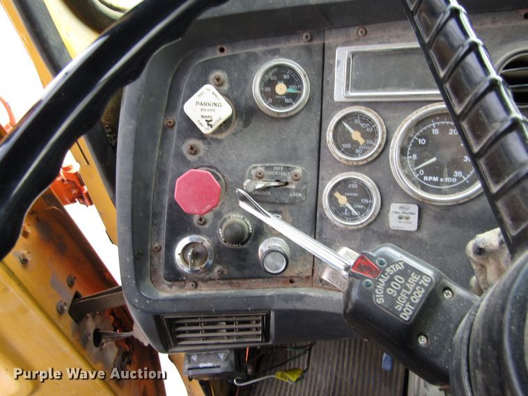 image for item GQ9190 1994 Ford LT9000  dump truck