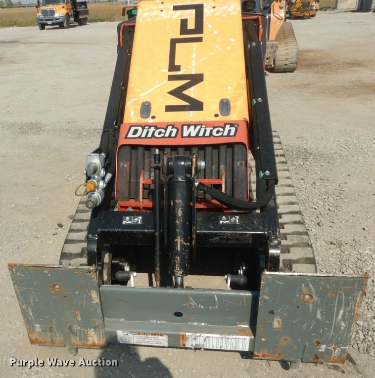 image for item GR9948 2017 Ditch Witch SK800  compact utility loader