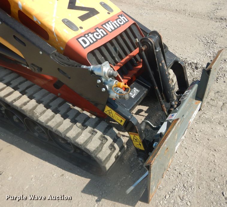 image for item GR9948 2017 Ditch Witch SK800  compact utility loader
