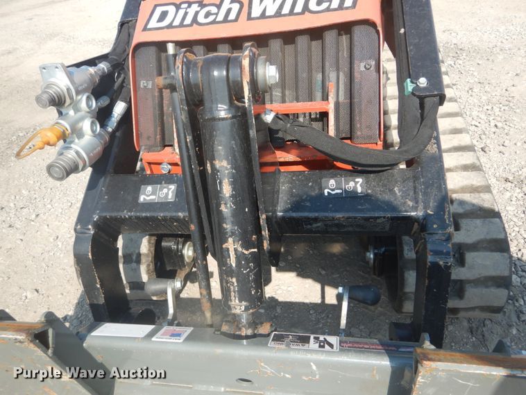 image for item GR9948 2017 Ditch Witch SK800  compact utility loader