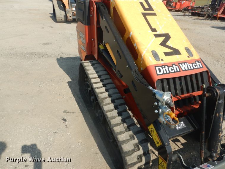 image for item GR9948 2017 Ditch Witch SK800  compact utility loader