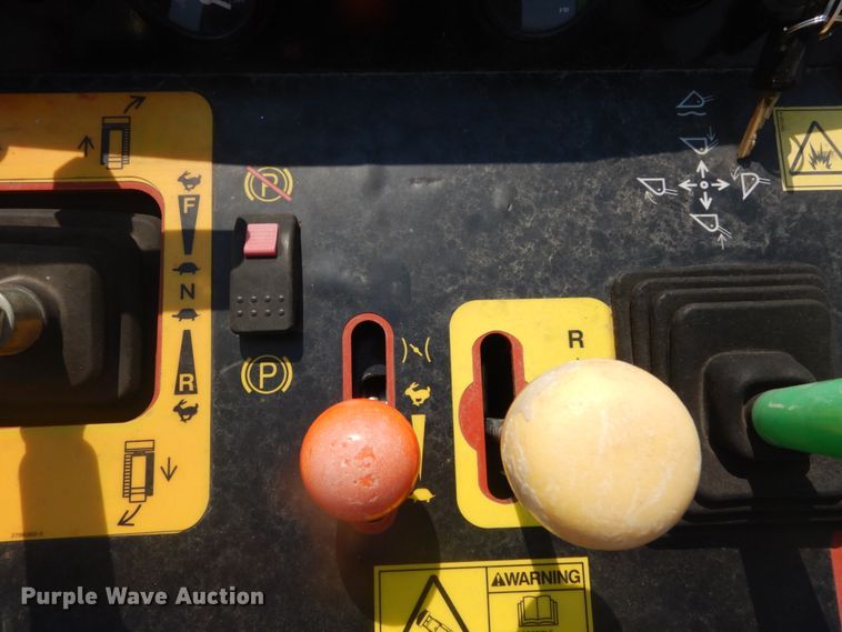 image for item GR9948 2017 Ditch Witch SK800  compact utility loader