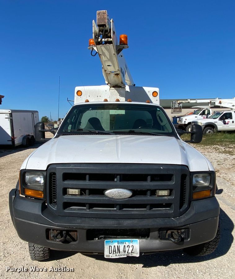 image for item HE9815 2006 Ford F450 Super Duty  bucket truck