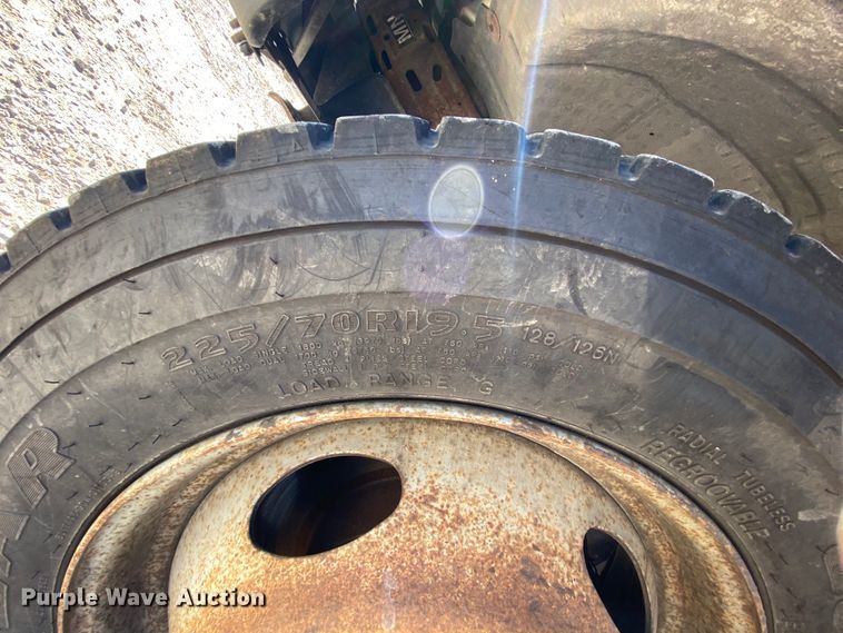 image for item HE9815 2006 Ford F450 Super Duty  bucket truck