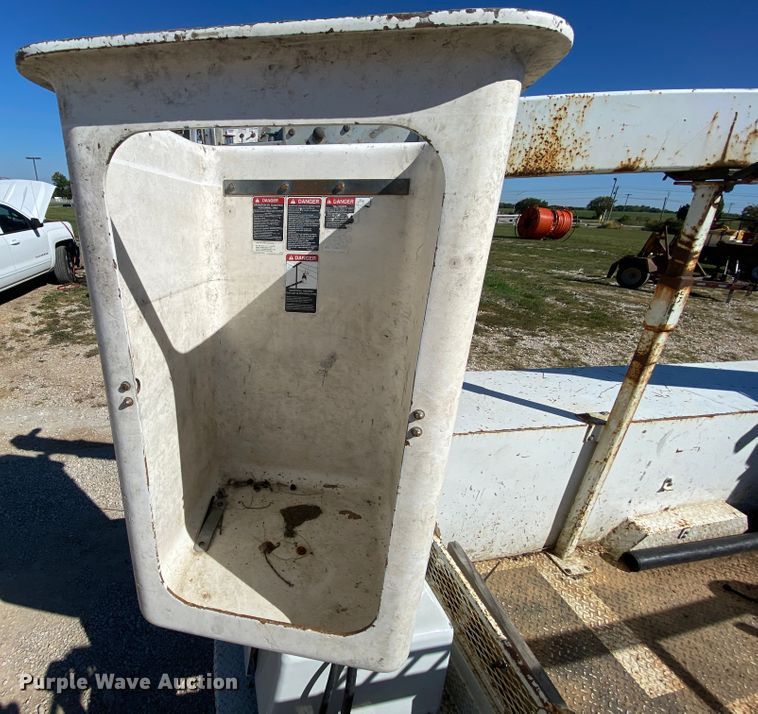 image for item HE9816 2005 Ford F450 Super Duty  bucket truck