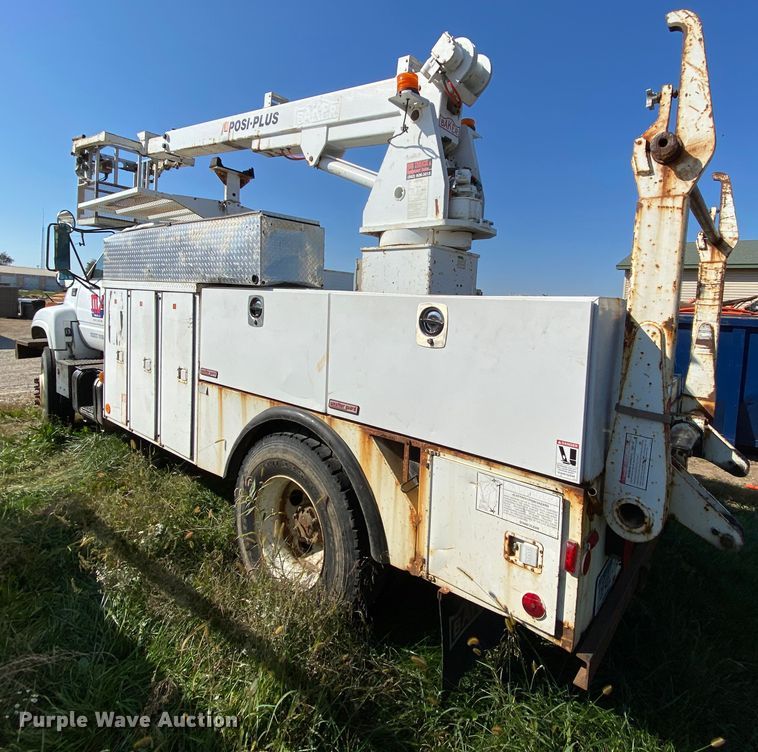 image for item HE9817 1999 GMC C7500  bucket truck