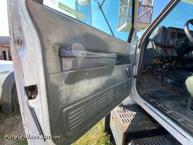 image for item HE9817 1999 GMC C7500  bucket truck